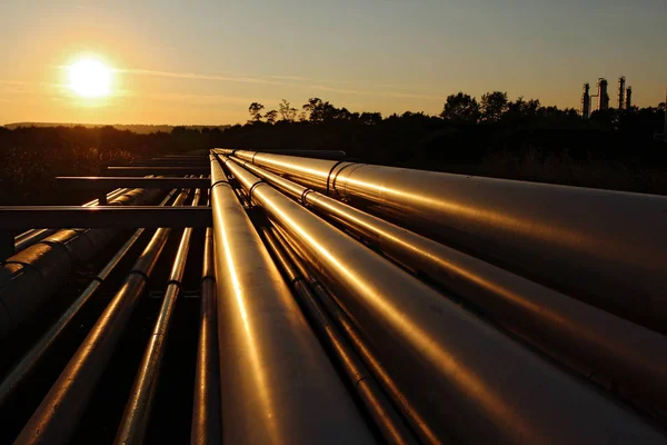 Système de canalisation en acier pendant le coucher du soleil — Photo