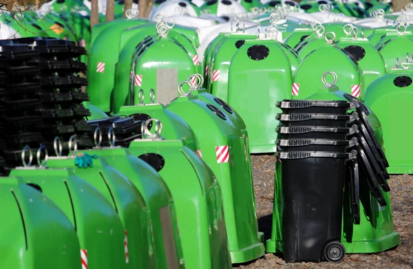Diferentes tipos de lixeiras para resíduos urbanos — Fotografia de Stock