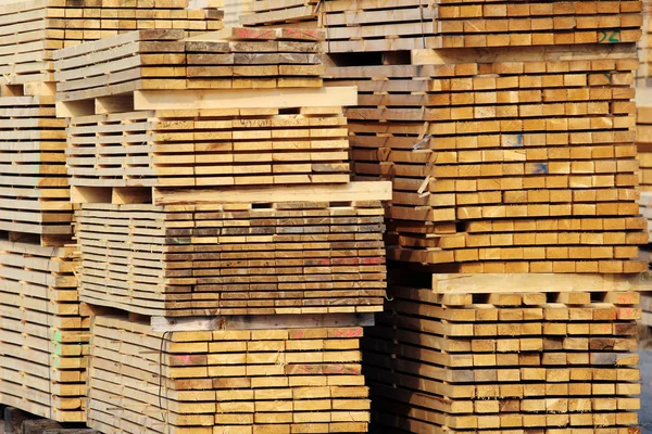 Stock de planches de bois sur la cour de l'usine — Photo