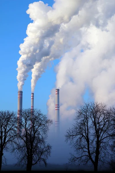 Nebliger Tag und dampfende Kohlekraftwerke — Stockfoto