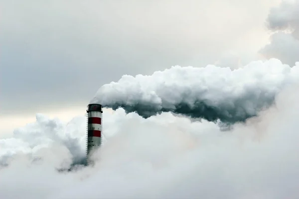 Big cloud of smoke coming out of  power plant chimney, pollution — Stock Photo, Image