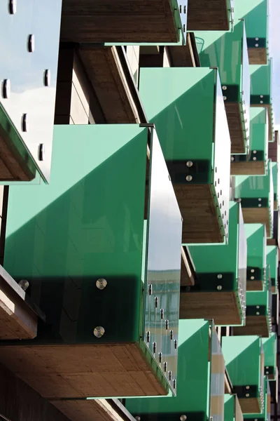 Detay güneşli gün boyunca modern yeşil cam balkon — Stok fotoğraf