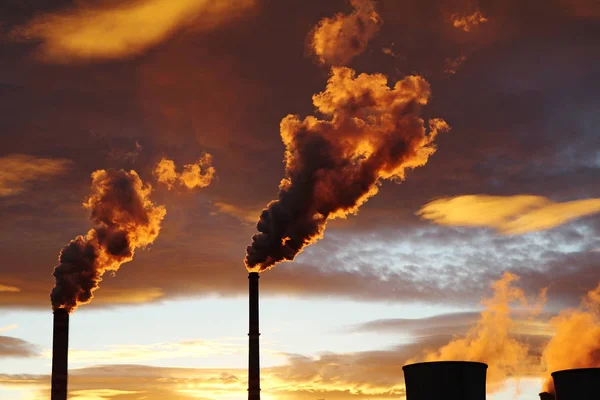 Zlatý kouř z uhelné elektrárny při západu slunce — Stock fotografie