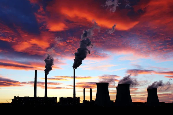 Драматический закат на небе и угольной электростанции — стоковое фото