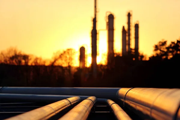 Pipes system against the sun in oil crude refinery — Stock Photo, Image