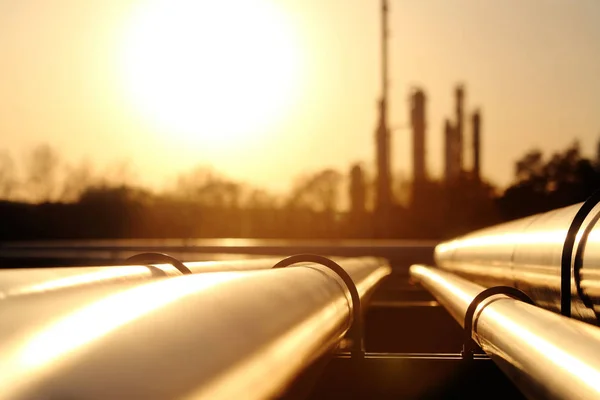 Rete di tubi in acciaio dorato nella raffineria di petrolio greggio — Foto Stock