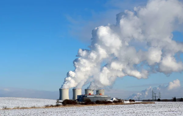 Огромный белый дым с завода зимой — стоковое фото
