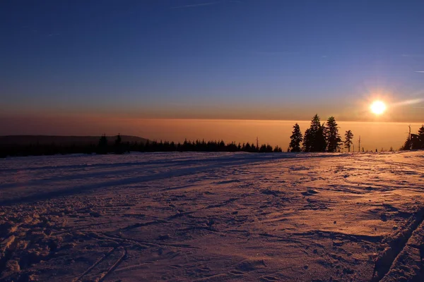 Pôr do sol nas montanhas e nevoeiro no inverno — Fotografia de Stock