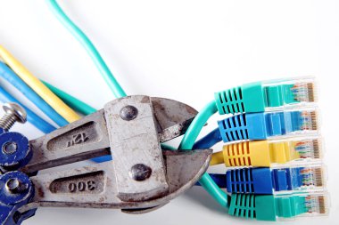 Internet bağlayıcılarını pense ile beyaz arka plan üzerinde