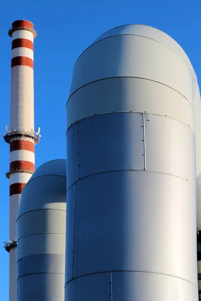 Tubo enorme in fabbrica d'acciaio sotto cielo blu — Foto Stock