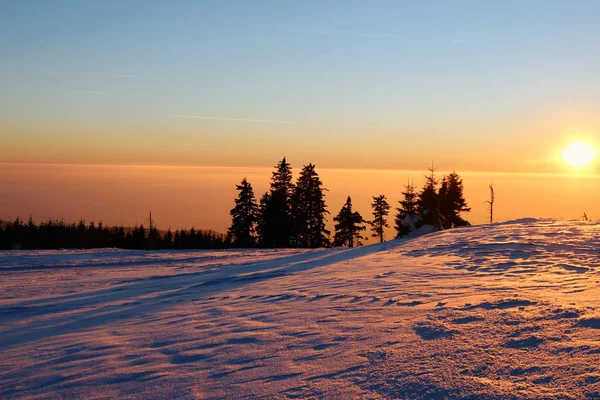 Puesta de sol en las montañas nevadas y smog en el valle —  Fotos de Stock