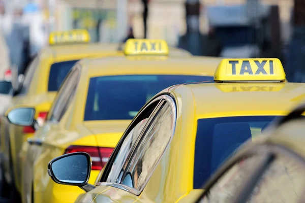 Sárga taxi autók az utcán részlete — Stock Fotó