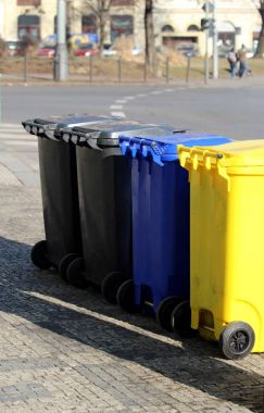 sokakta dört toz bidonları