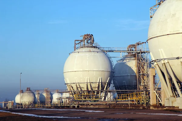 Big white deposit tanks for crude oil — Stock Photo, Image