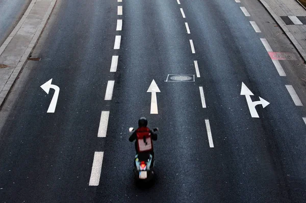Şehir Manzaralı beyaz çizgiler ile asfalt yolda — Stok fotoğraf