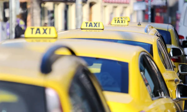 Taxi taxi de pie en el puesto de espera del aeropuerto Imagen de stock