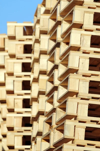 Stacked wooden pallet under blue sky — Stock Photo, Image