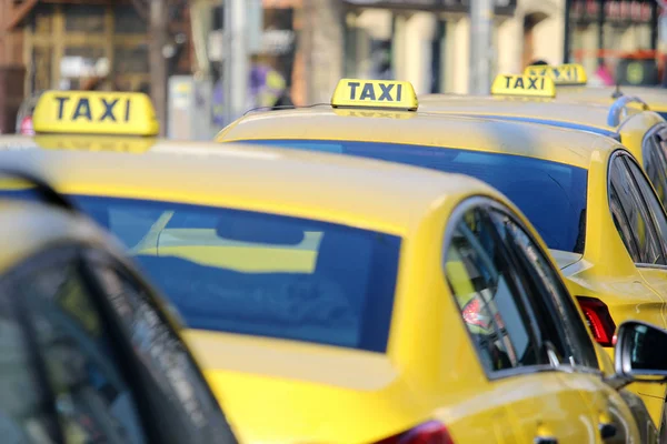 거리에 선 노란색 택시의 세부 사항 스톡 이미지