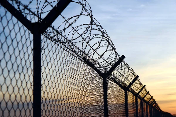 Taggtrådsstängsel vid den europeiska gränsen Royaltyfria Stockbilder