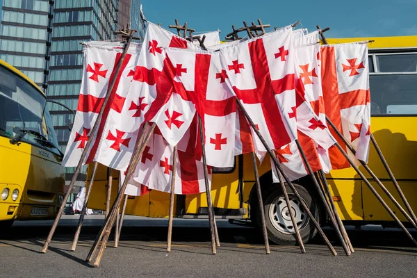 Georgia beyaz ve kırmızı bayrak sallıyor