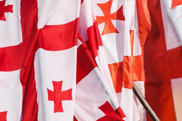 Geórgia acenando bandeira branca e vermelha — Fotografia de Stock