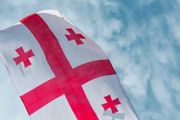 Géorgie agitant drapeau blanc et drapeau rouge — Photo