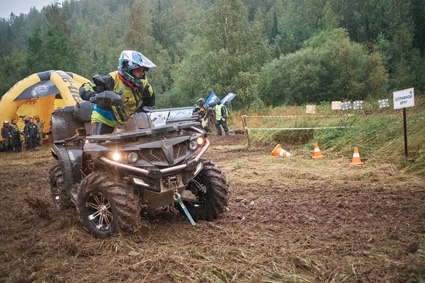 quad binici bir çamurlu orman iz üzerinde atlama.
