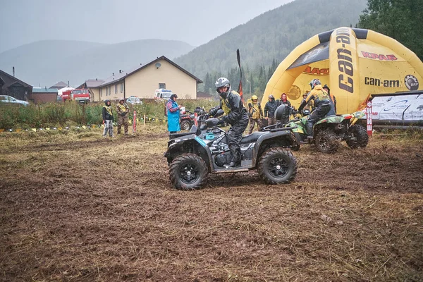 quad binici bir çamurlu orman iz üzerinde atlama.