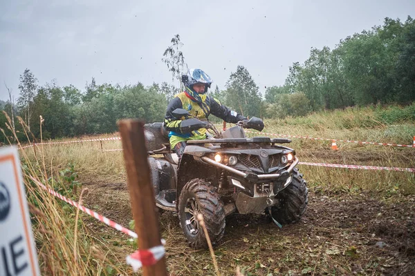 quad binici bir çamurlu orman iz üzerinde atlama.