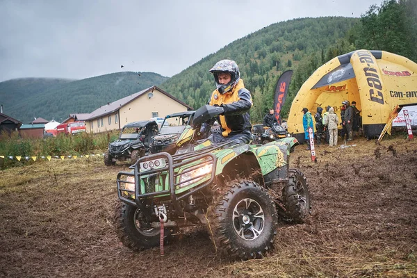 quad binici bir çamurlu orman iz üzerinde atlama.