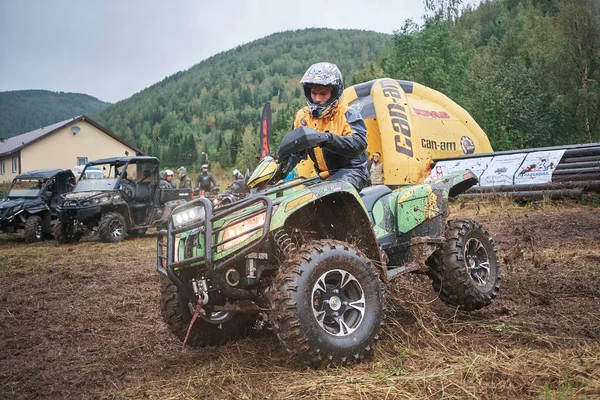 quad binici bir çamurlu orman iz üzerinde atlama.