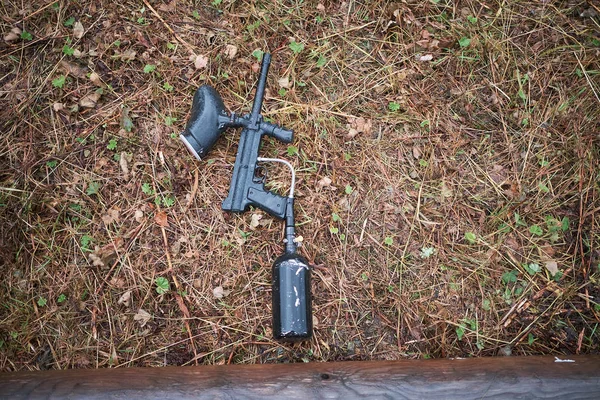 Bir gras üzerinde boya tabancası. paintball oyna.