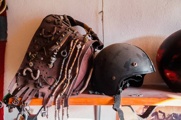 Motosiklet, bisiklet kot pantolon, kask ve eski motosiklet arka planı..
