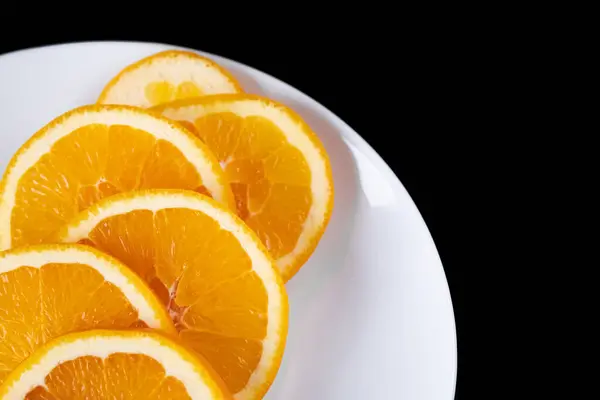 Olgun turuncu siyah arkaplan kırpma yolu üzerinde izole