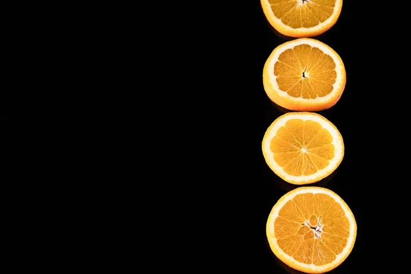 Спелый оранжевый изолирован на черном фоне — стоковое фото