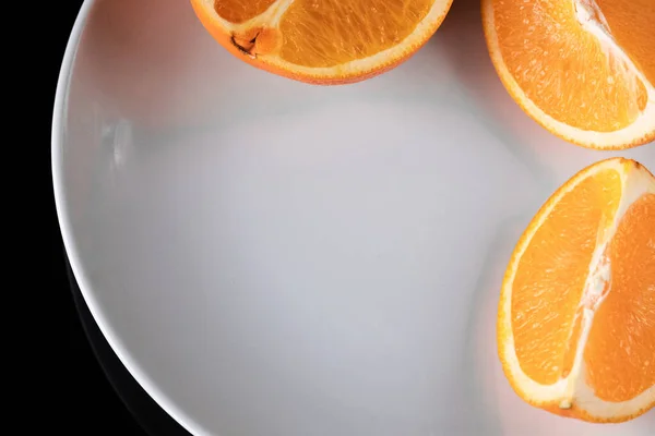 Olgun turuncu siyah arkaplan kırpma yolu üzerinde izole