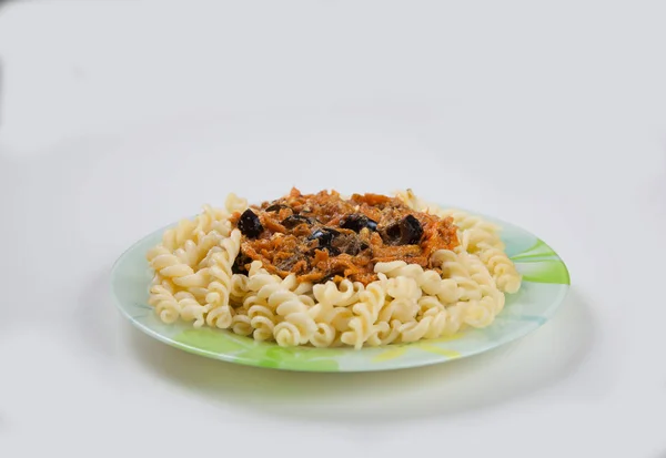 皿の上の野菜のゆでスパゲッティ — ストック写真