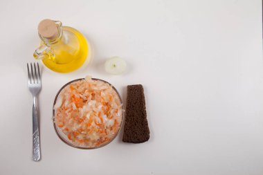 Ekşi lahana bir plaka, bitkisel yağ ve bir beyaz siyah ekmek üzerinde