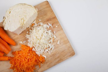 Çiğ havuç ve lahana beyaz bir arka plan üzerinde kesmek