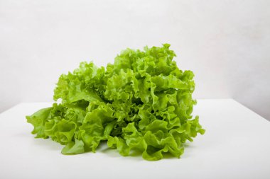 Bir cam salata kasesi beyaz bir tablo yaprak salata