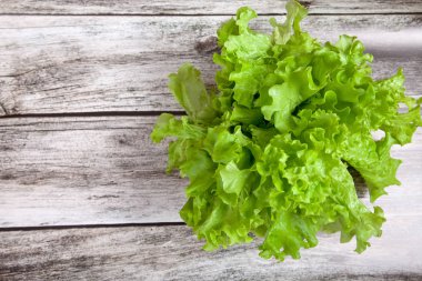 marul yaprakları ahşap arka plan üzerinde