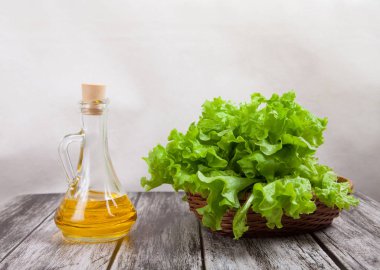 Bir yeşil salata ve cam sürahi tereyağı ile sepeti olduğunu bir