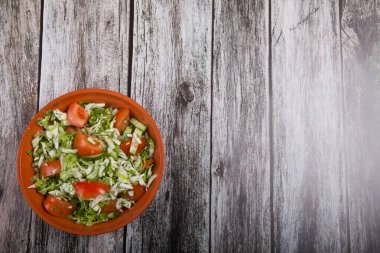 Taze salata, domates, salatalık ve lahana bir ahşap ta olduğunu