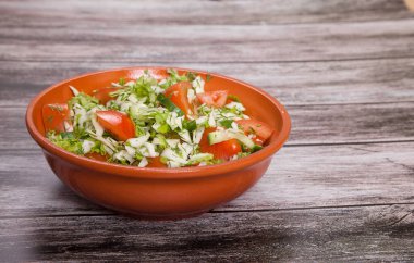 Taze salata, domates, salatalık ve lahana bir ahşap ta olduğunu