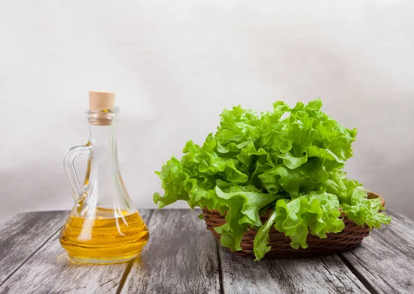 Bir yeşil salata ve cam sürahi tereyağı ile sepeti olduğunu bir