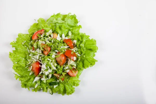 Salat aus Gurken, Tomaten und Kohl auf weißem Hintergrund — Stockfoto