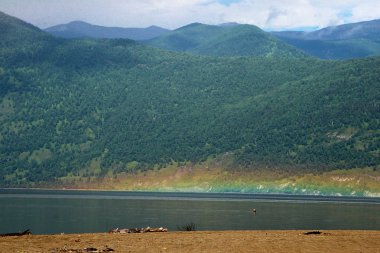 Teletskoe Gölü yaz aylarında Altay bir gökkuşağı ile
