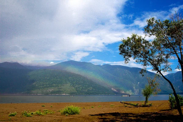 Teletskoe lago con un arco iris en el Altai en verano — Foto de Stock