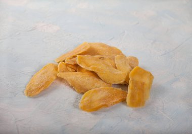 Hafif arkaplanda doğal mango çipleri