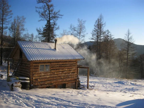 Holzbadehaus im Winter im Altai beheizt — Stockfoto